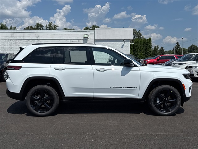 2025 Jeep Grand Cherokee Limited photo 3