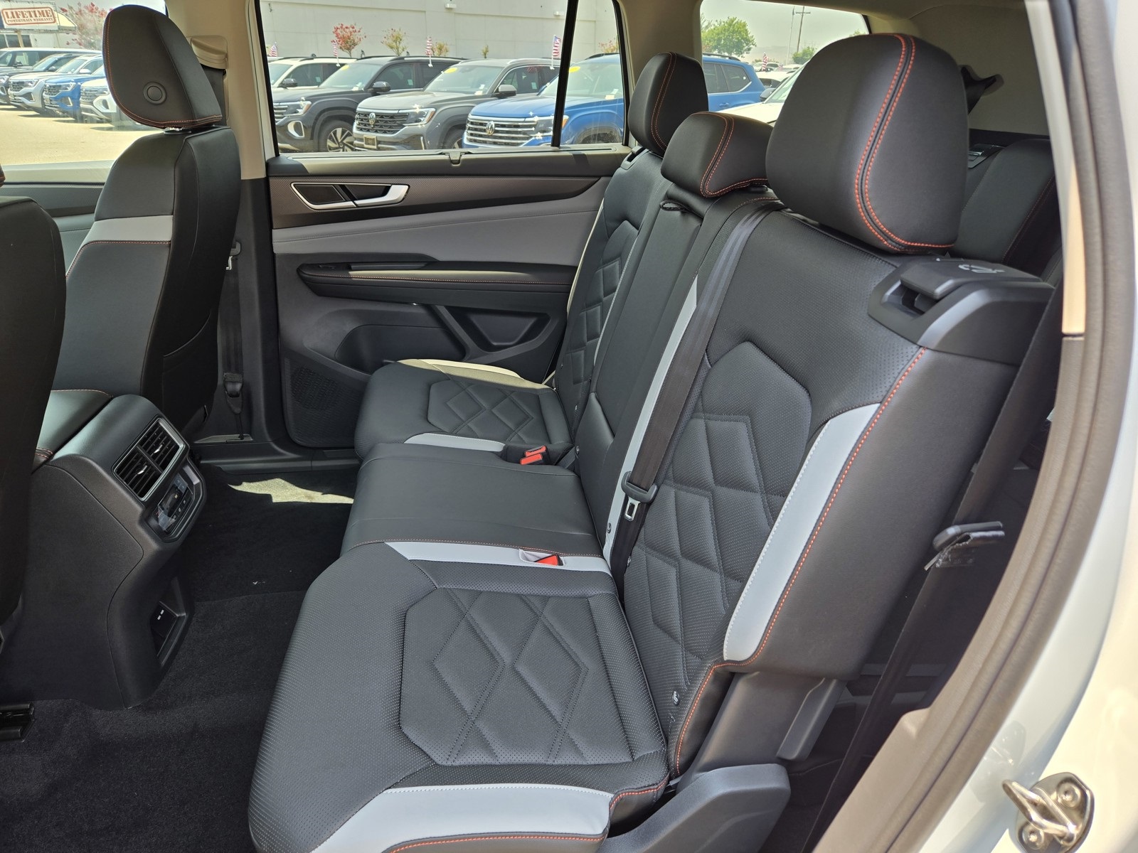 2025 Volkswagen Atlas SE Technology Peak Edition photo 7