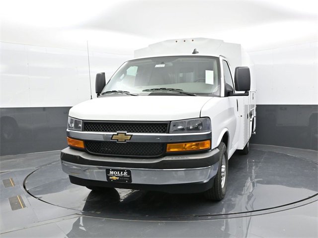 2025 Chevrolet Express Cutaway 3500 photo 2