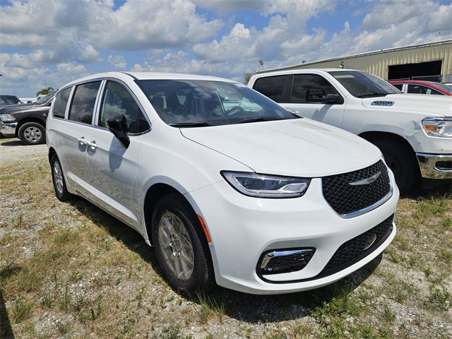 2025 Chrysler Pacifica photo 3