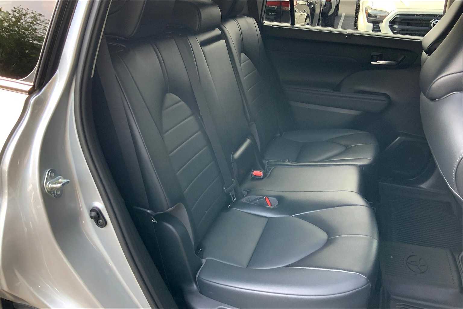 2021 Toyota Highlander XLE photo 19