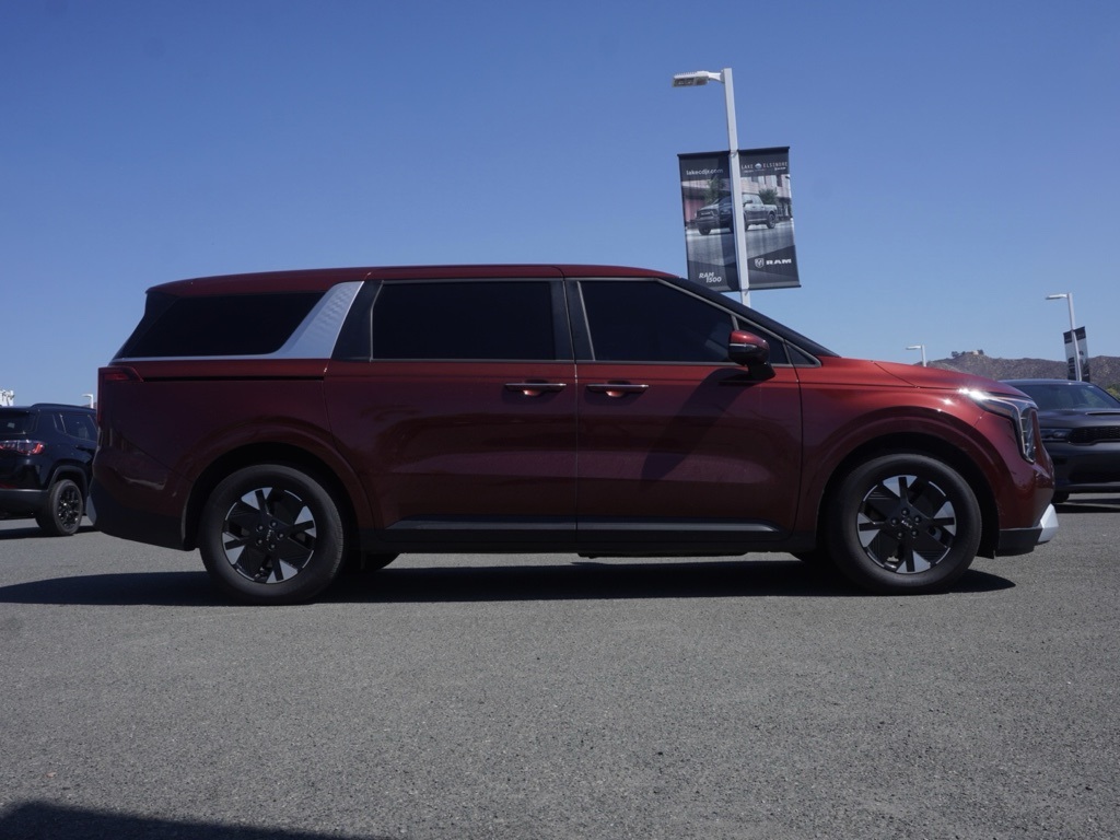 2025 Kia Carnival LXS photo 2