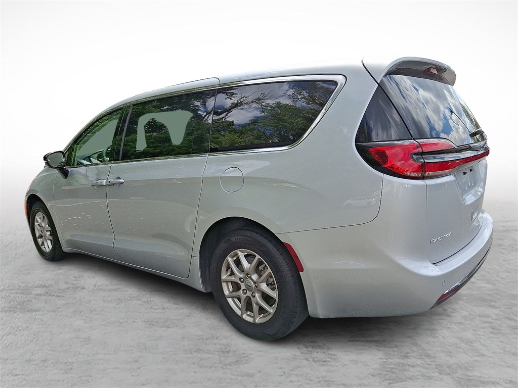 2024 Chrysler Pacifica Touring L photo 4