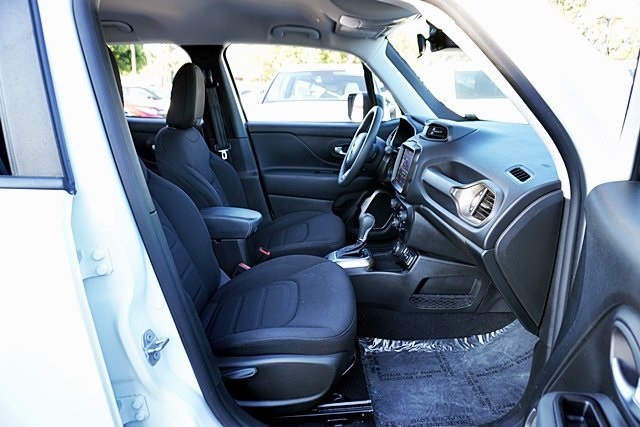 Used 2022 White Jeep Latitude image 11