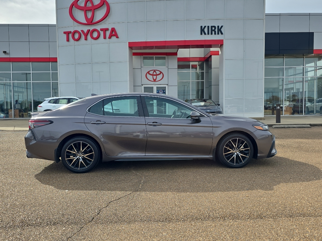 2022 Toyota Camry SE's photo