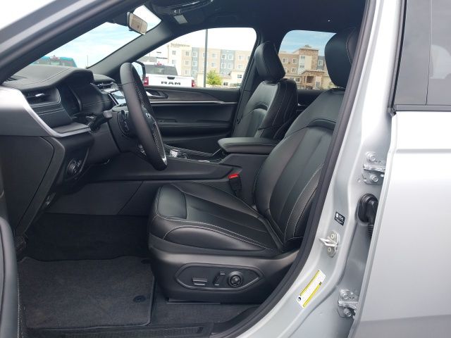 2025 Jeep Grand Cherokee Limited photo 3