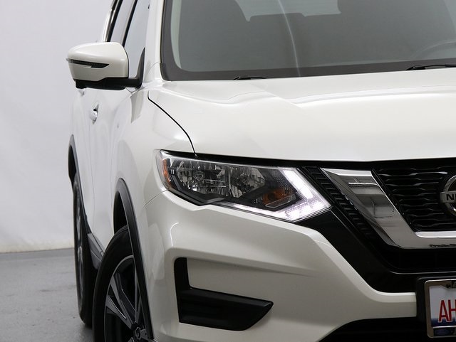 2019 Nissan Rogue SV photo 3