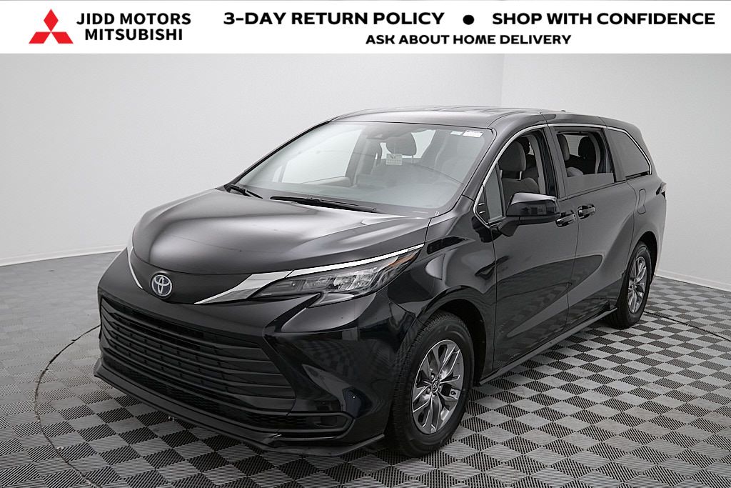 2024 Toyota Sienna LE's photo