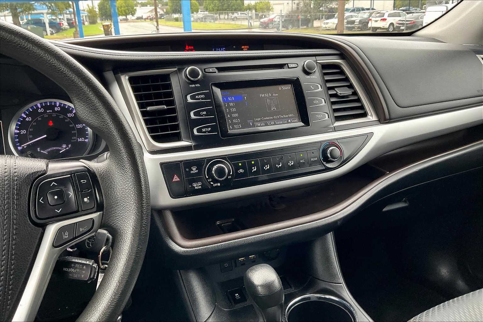 2019 Toyota Highlander LE photo 5