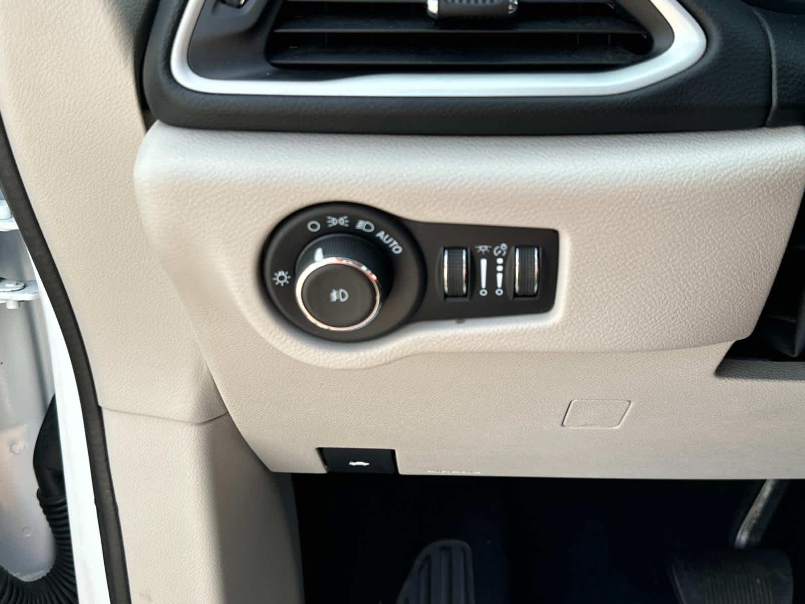 2022 Chrysler Pacifica Touring L photo 38