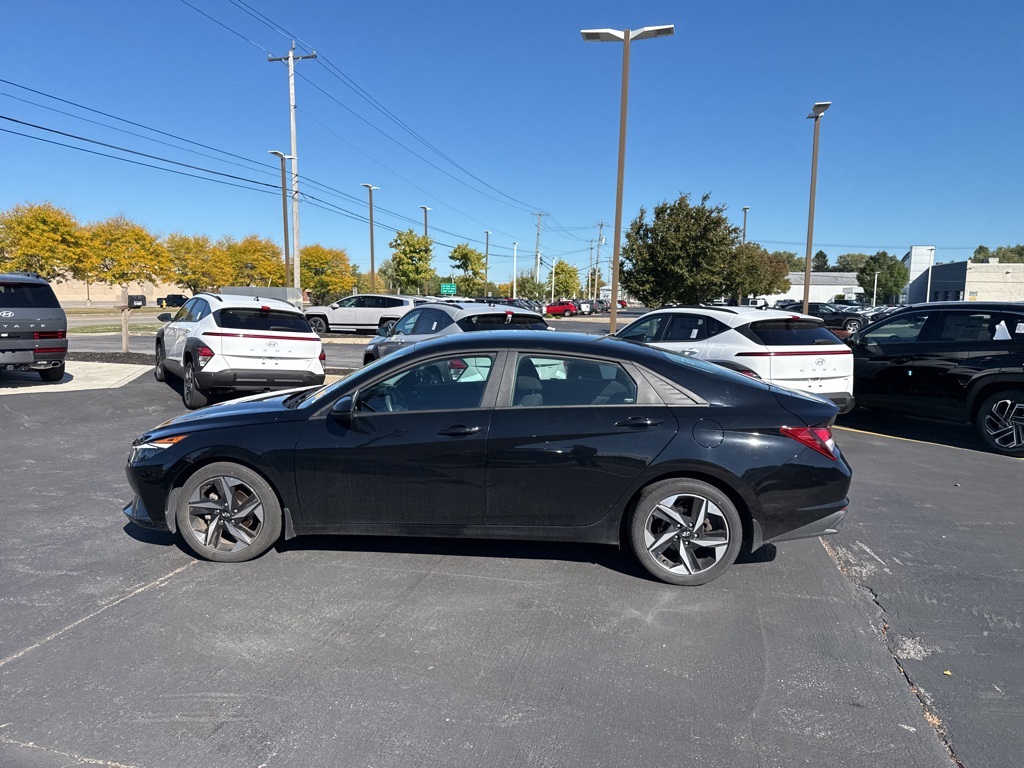 2023 Hyundai Elantra SEL photo 6