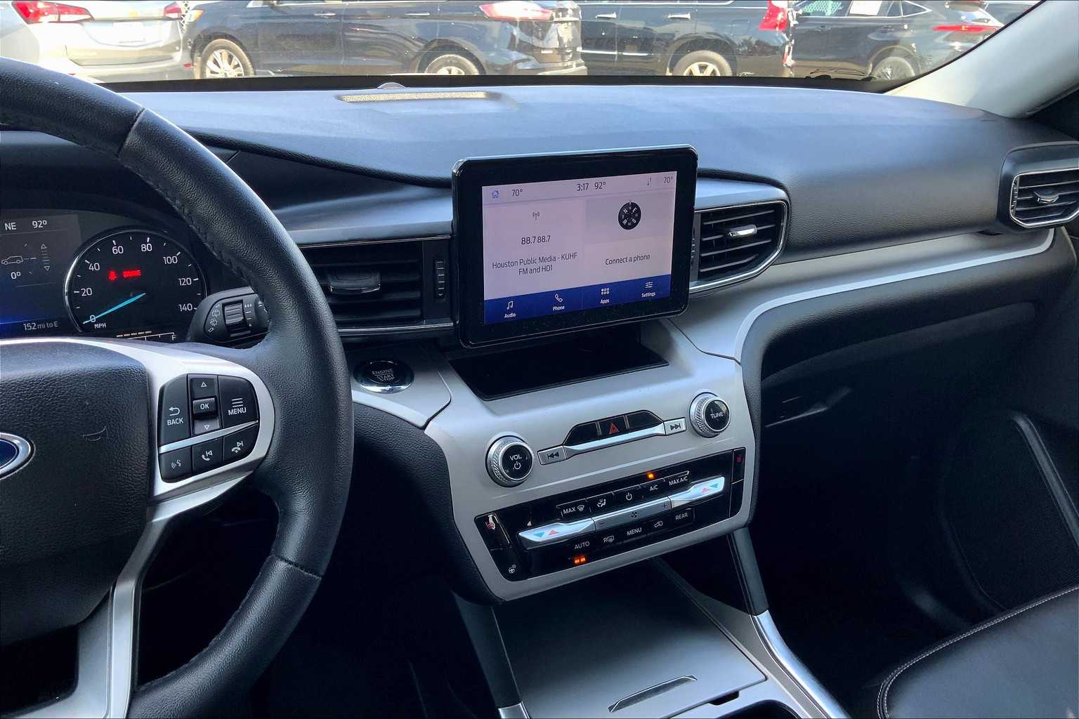 2023 Ford Explorer XLT photo 3