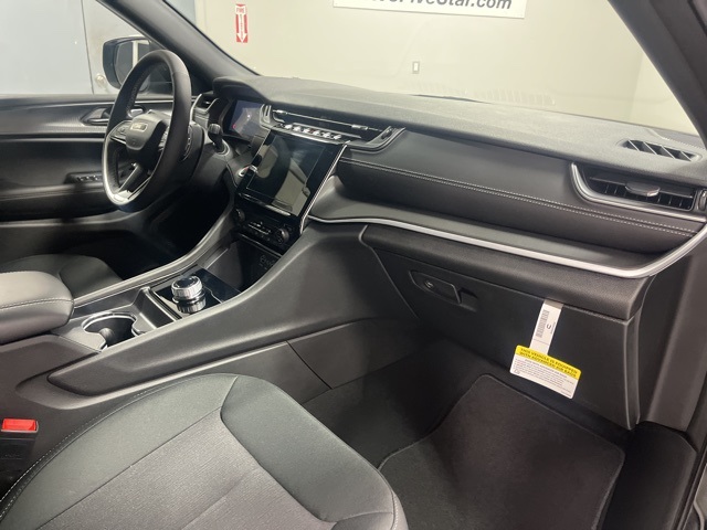 2025 Jeep Grand Cherokee Laredo photo 17