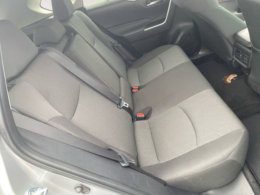 2024 Toyota RAV4 XLE photo 28
