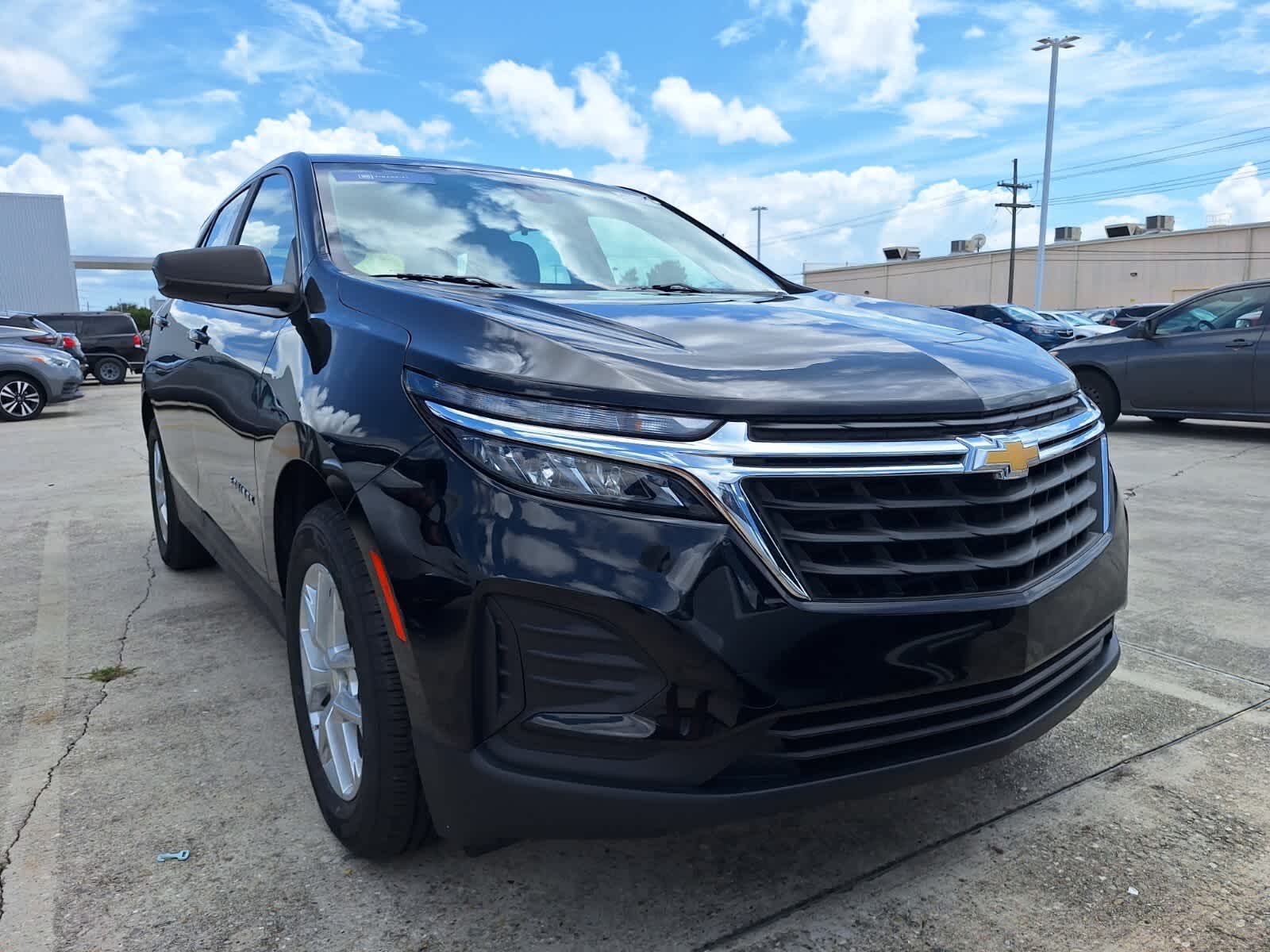 2022 Chevrolet Equinox LS photo 2