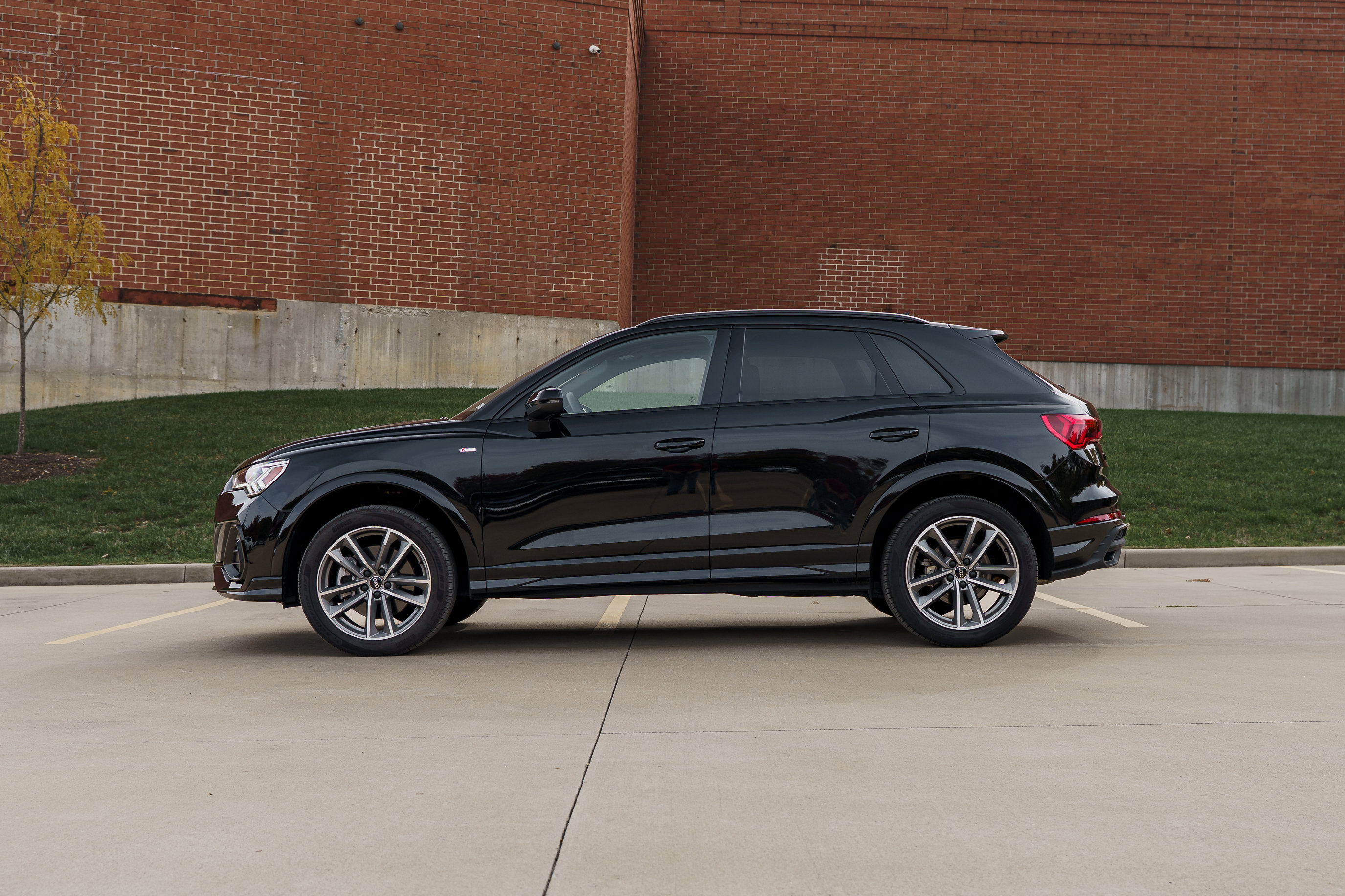 2025 Audi Q3 S line Premium photo 2