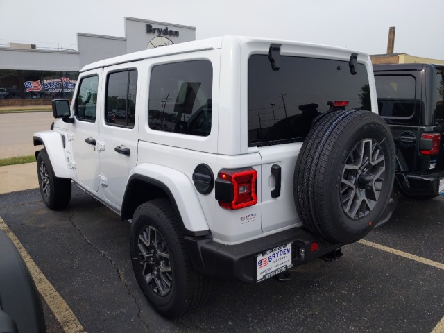 2024 Jeep Wrangler Sahara photo 5
