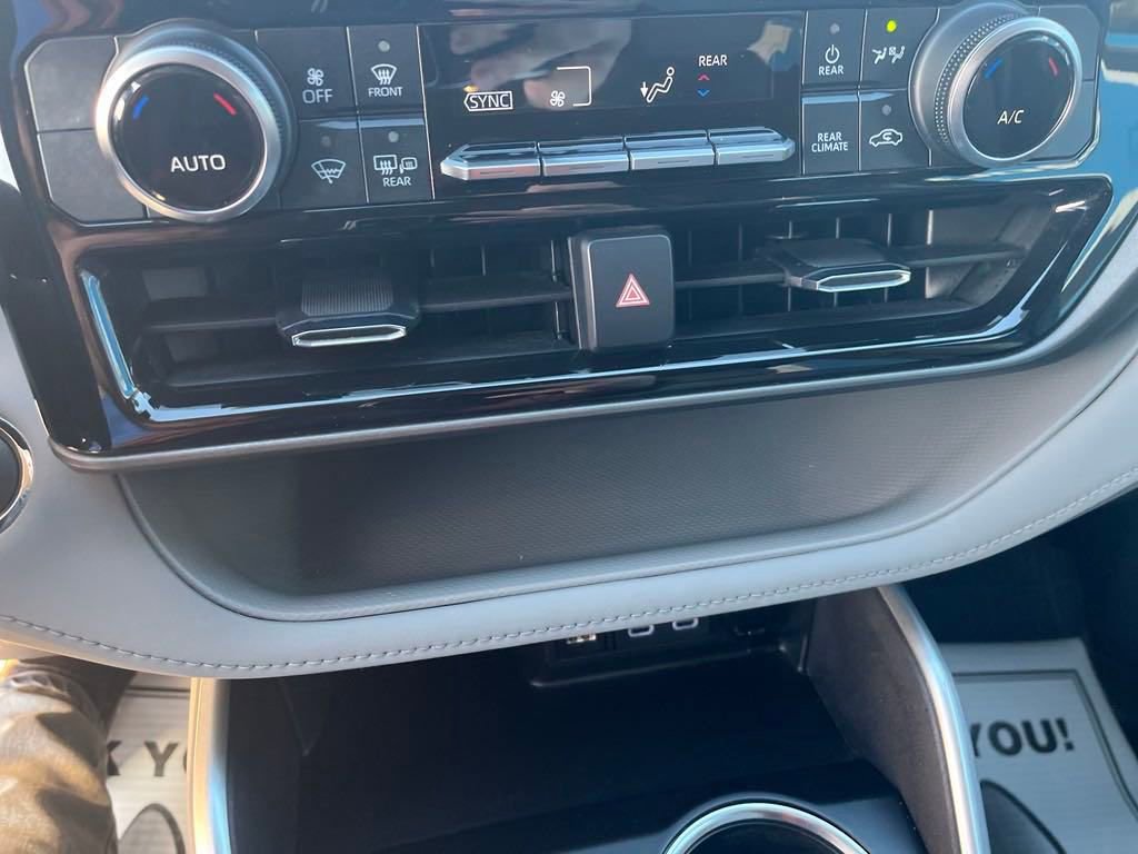 2023 Toyota Highlander LE Limited photo 16