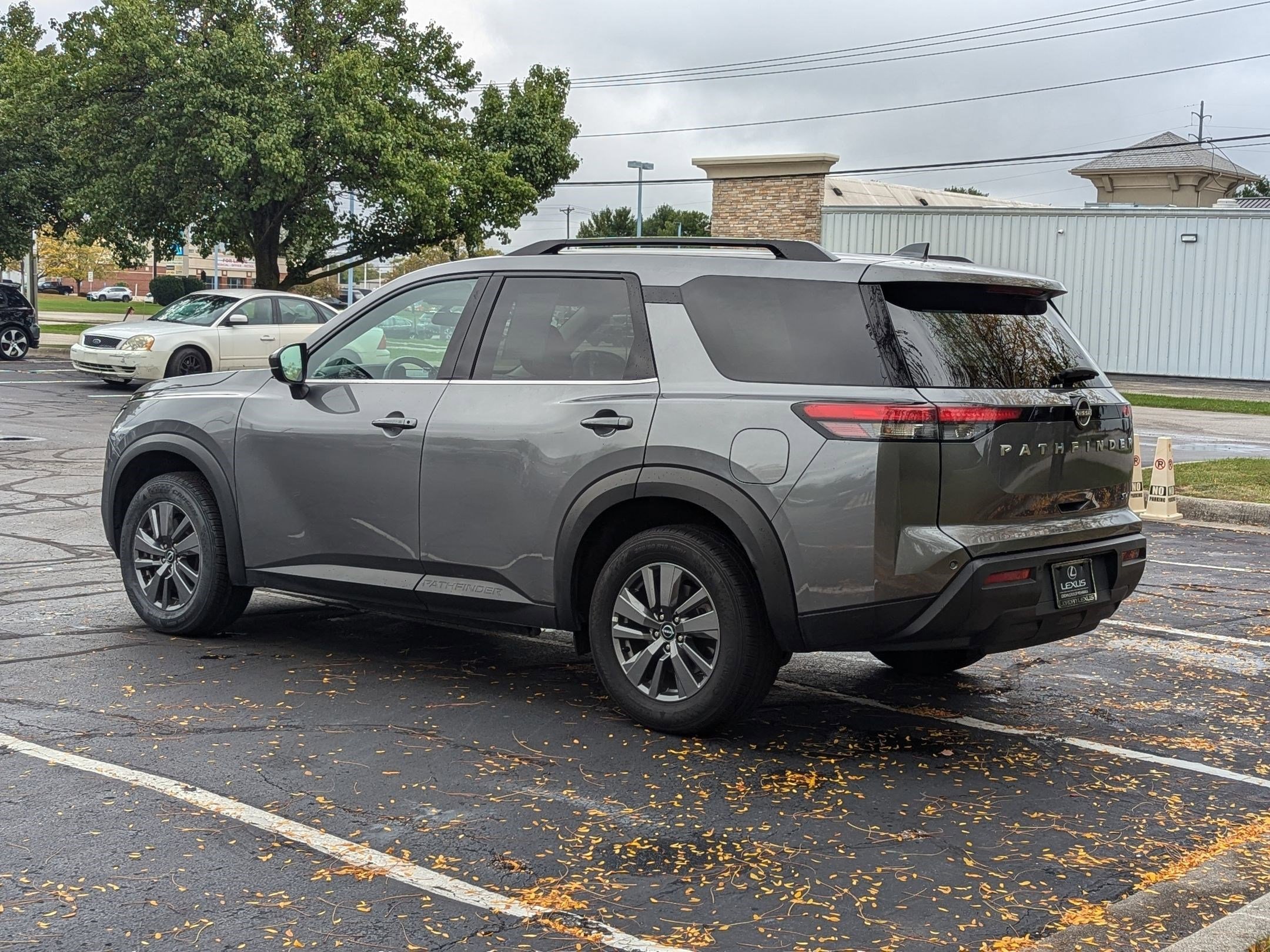 2024 Nissan Pathfinder SV photo 3