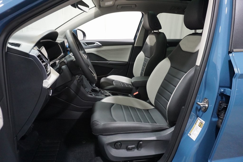 2025 Volkswagen Taos SEL photo 9