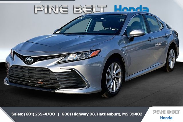 2024 Toyota Camry LE's photo