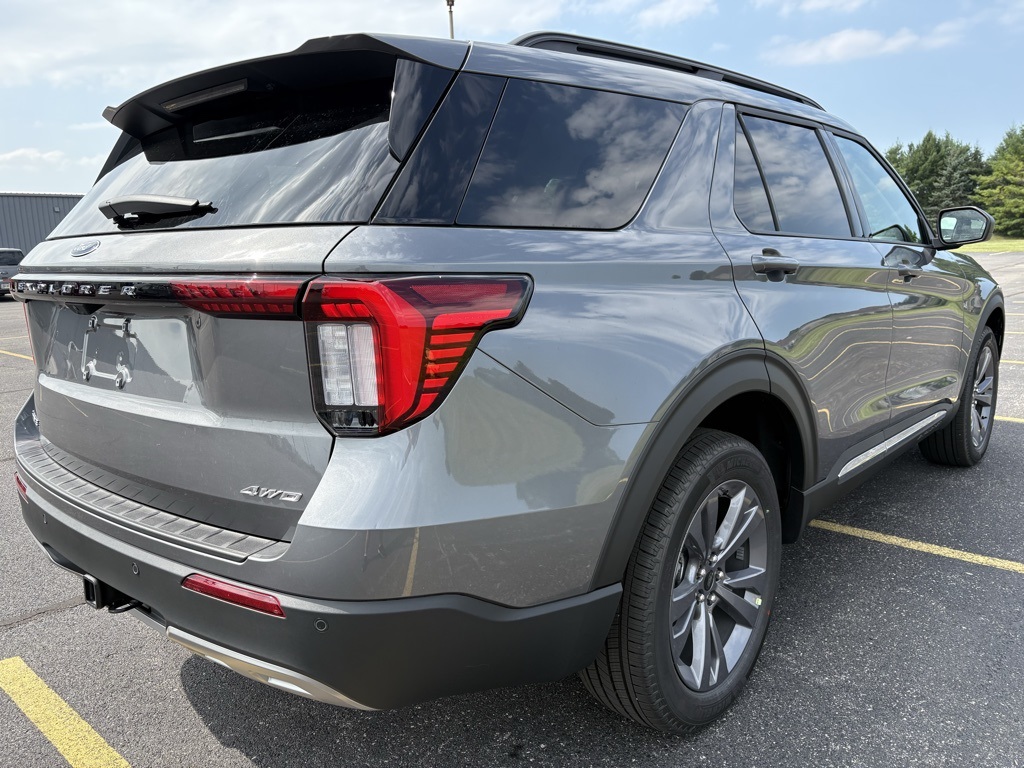 2025 Ford Explorer photo 4