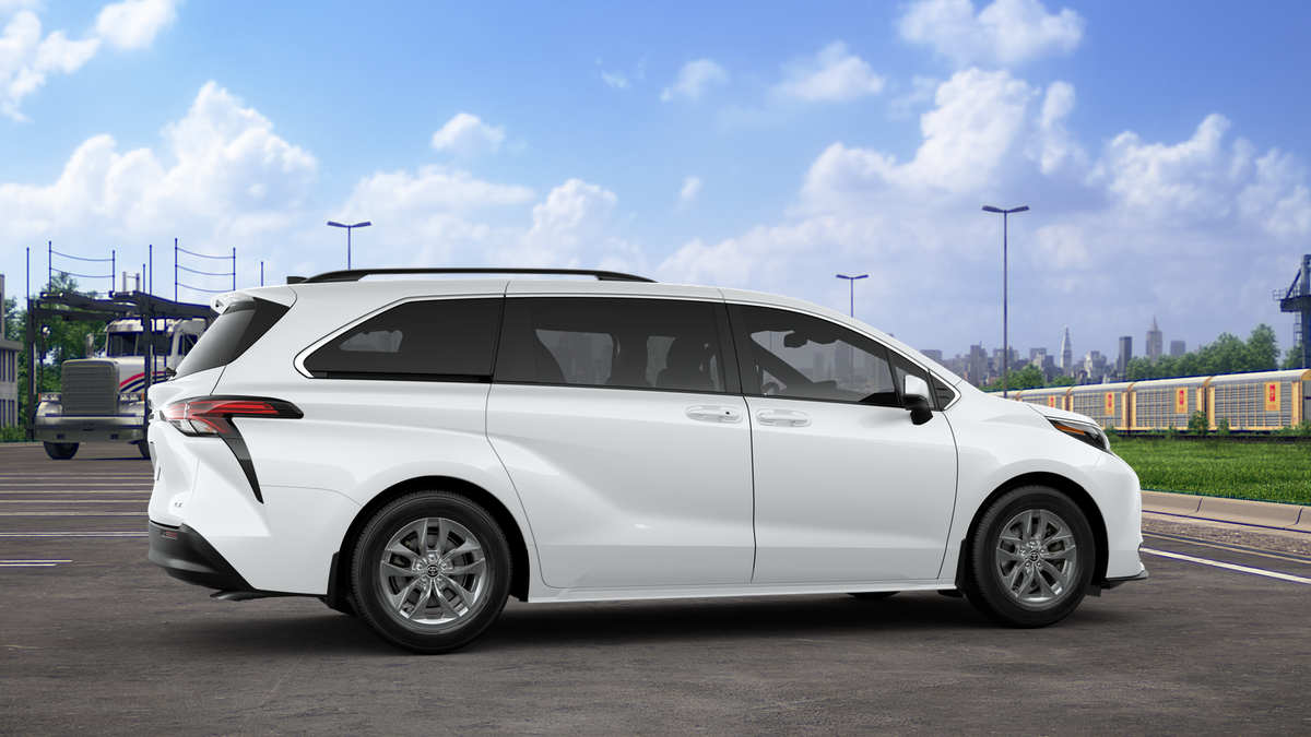 2025 Toyota Sienna LE photo 11