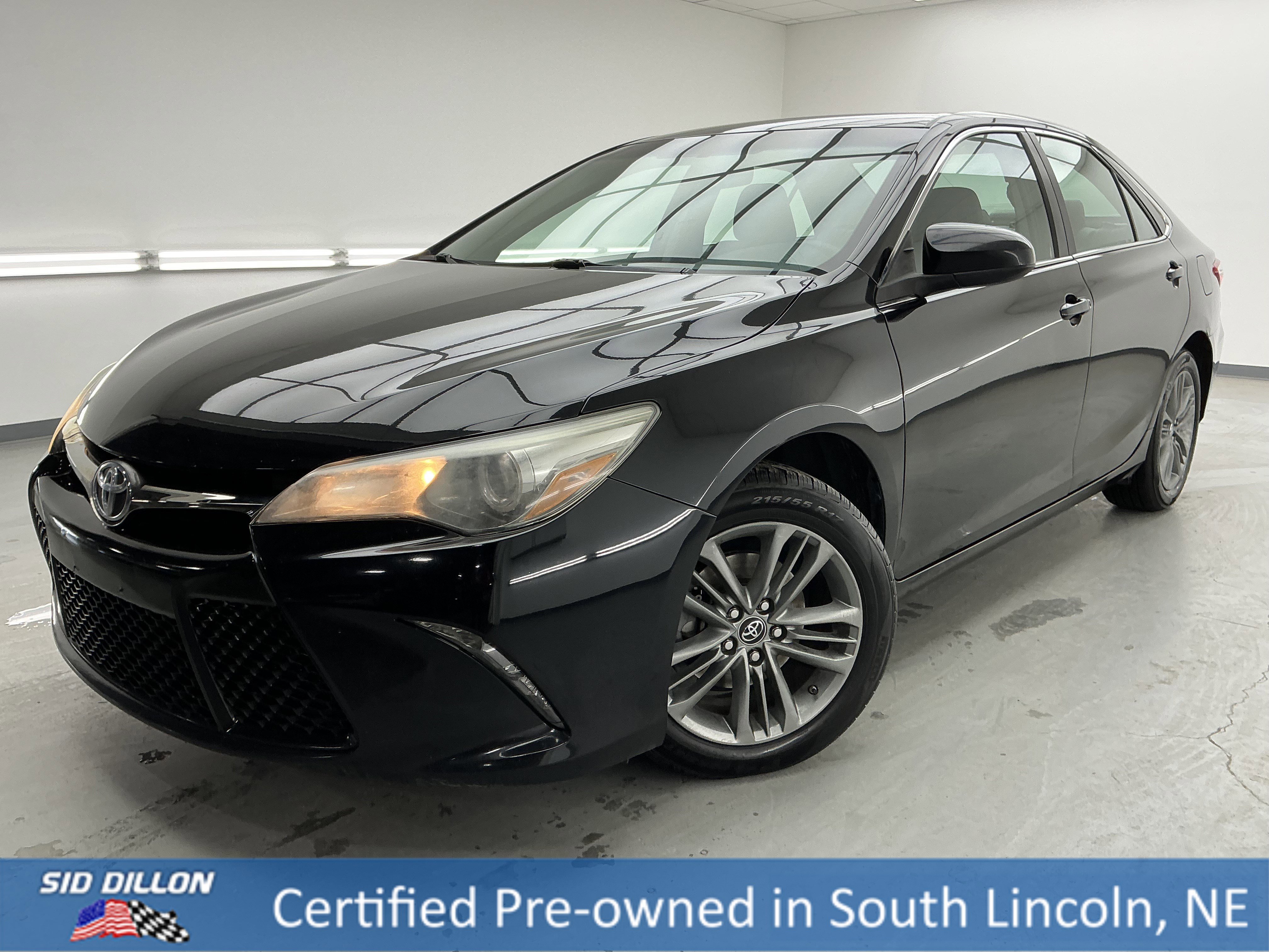 2017 Toyota Camry SE's photo