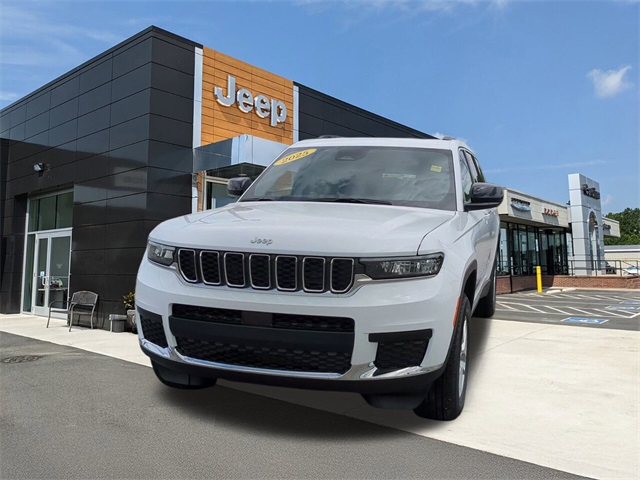 2025 Jeep Grand Cherokee Laredo X photo 3