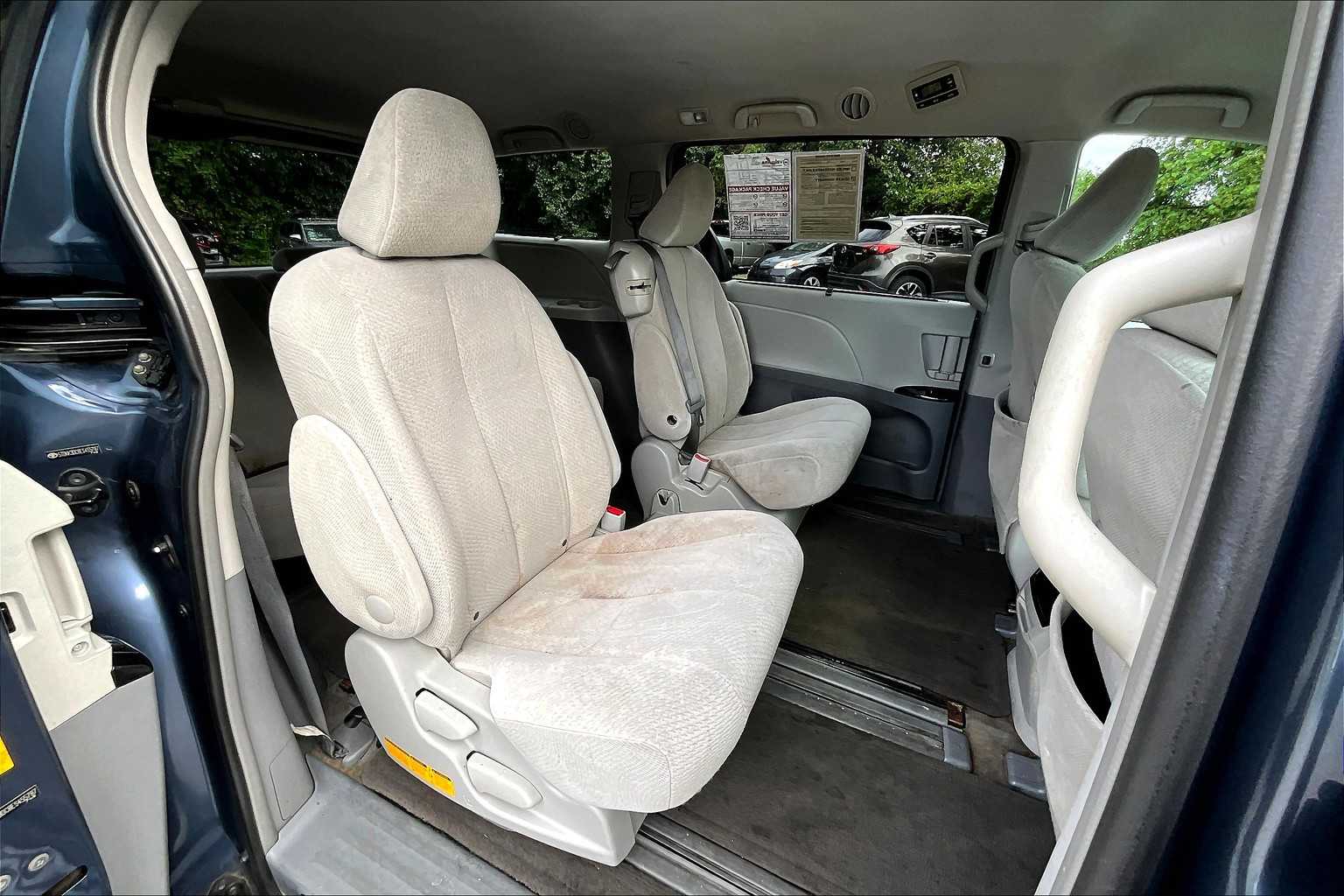 2014 Toyota Sienna LE photo 19