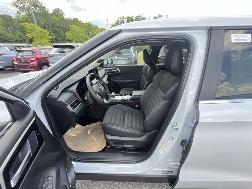 2025 Mitsubishi Outlander SE photo 11