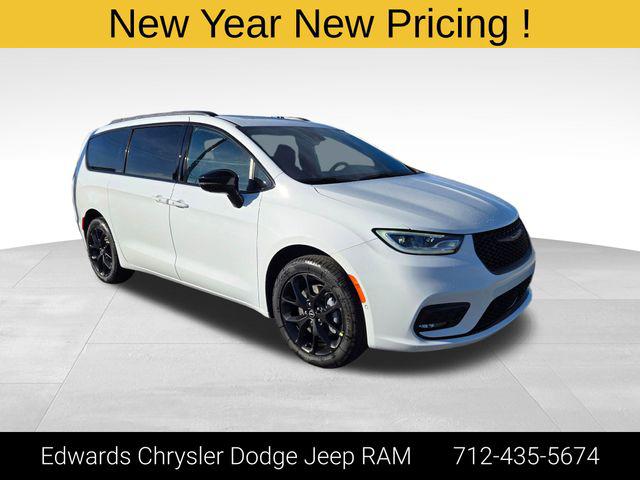 2026 Chrysler Pacifica Limited's photo