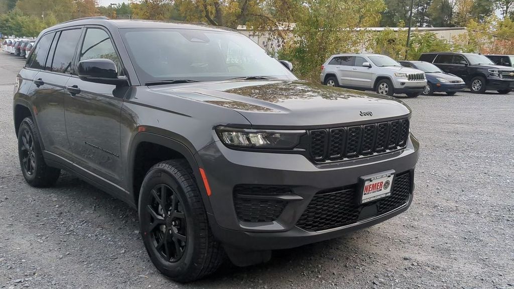 2025 Jeep Grand Cherokee Laredo photo 4