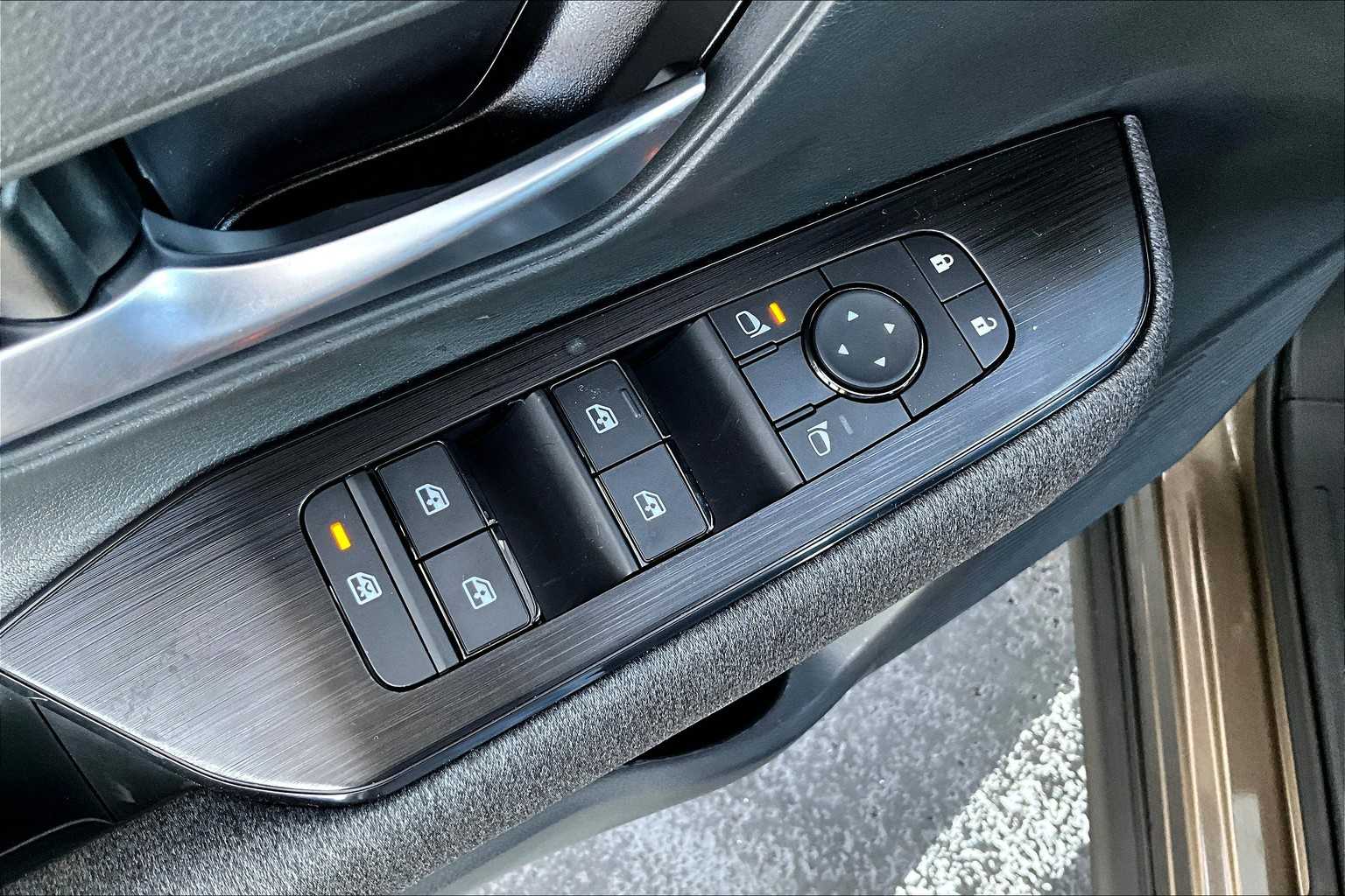 2025 Nissan Kicks SV photo 17