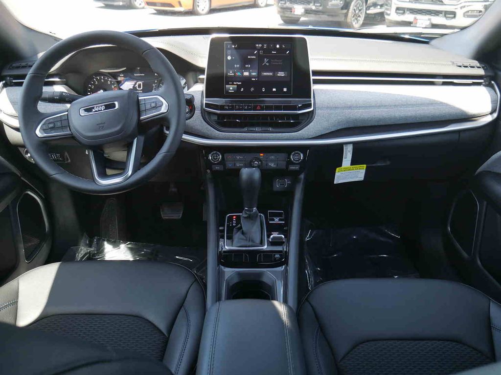 2025 Jeep Compass Latitude photo 3