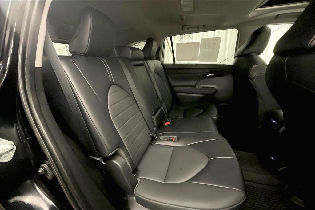 2022 Toyota Highlander XLE photo 25
