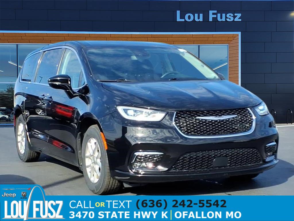 2024 Chrysler Pacifica Touring L's photo