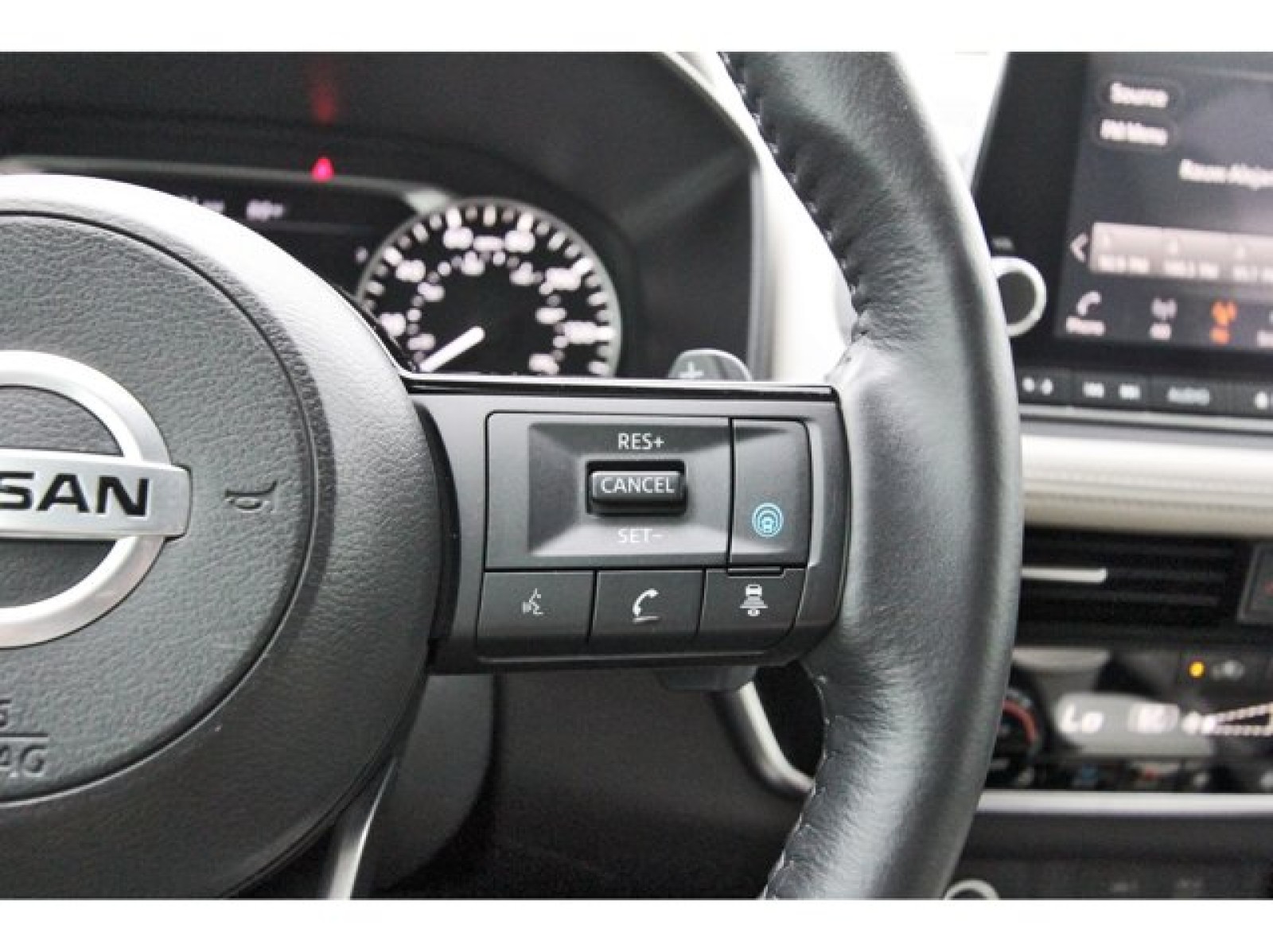 2021 Nissan Rogue SL White at TX Auto Group