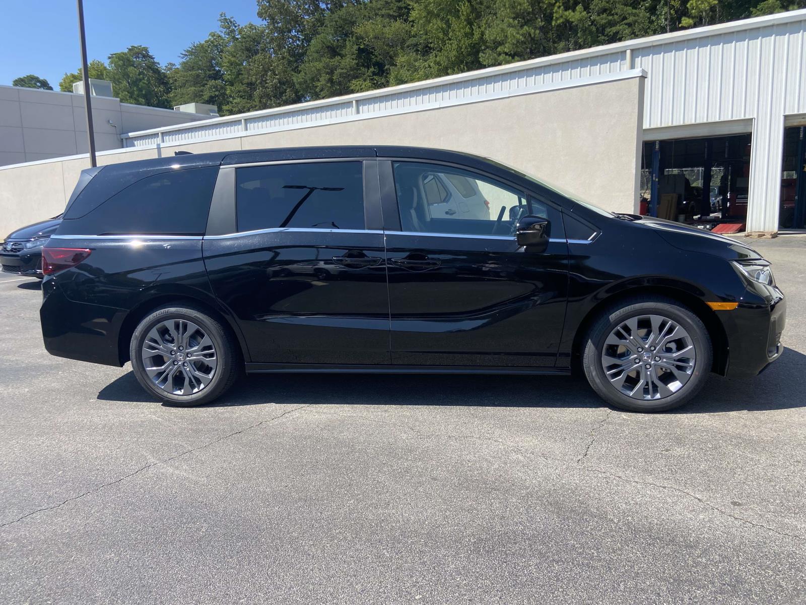 2026 Honda Odyssey Touring photo 2