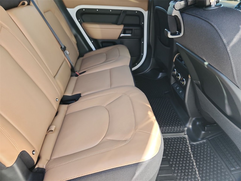 2025 Land Rover Defender 110 V8 photo 28
