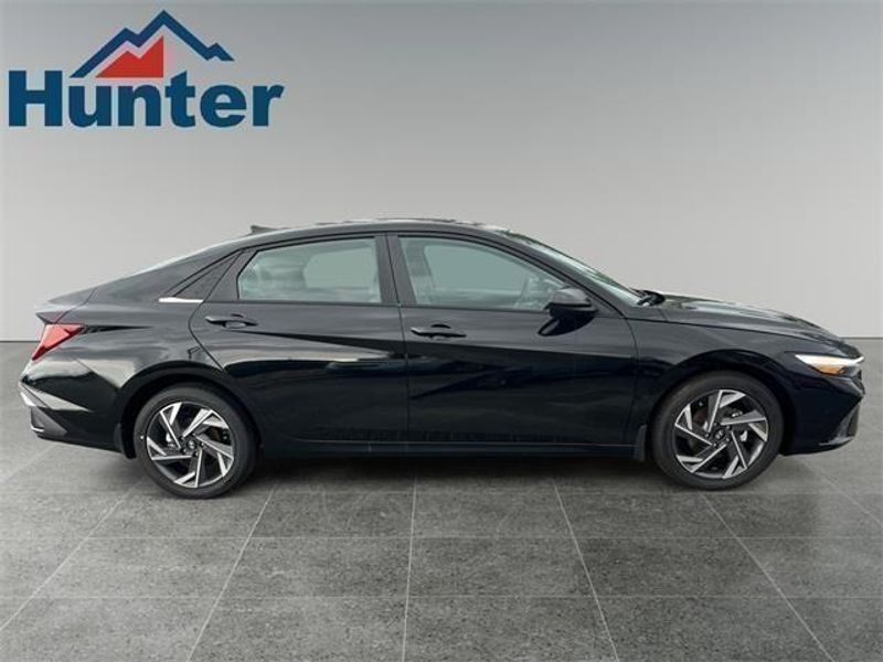 2024 Hyundai Elantra SEL Convenience photo 5