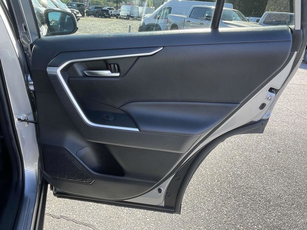 2020 Toyota RAV4 XLE photo 17