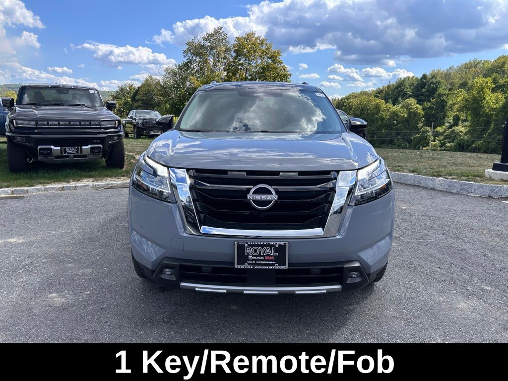 2022 Nissan Pathfinder SL photo 2
