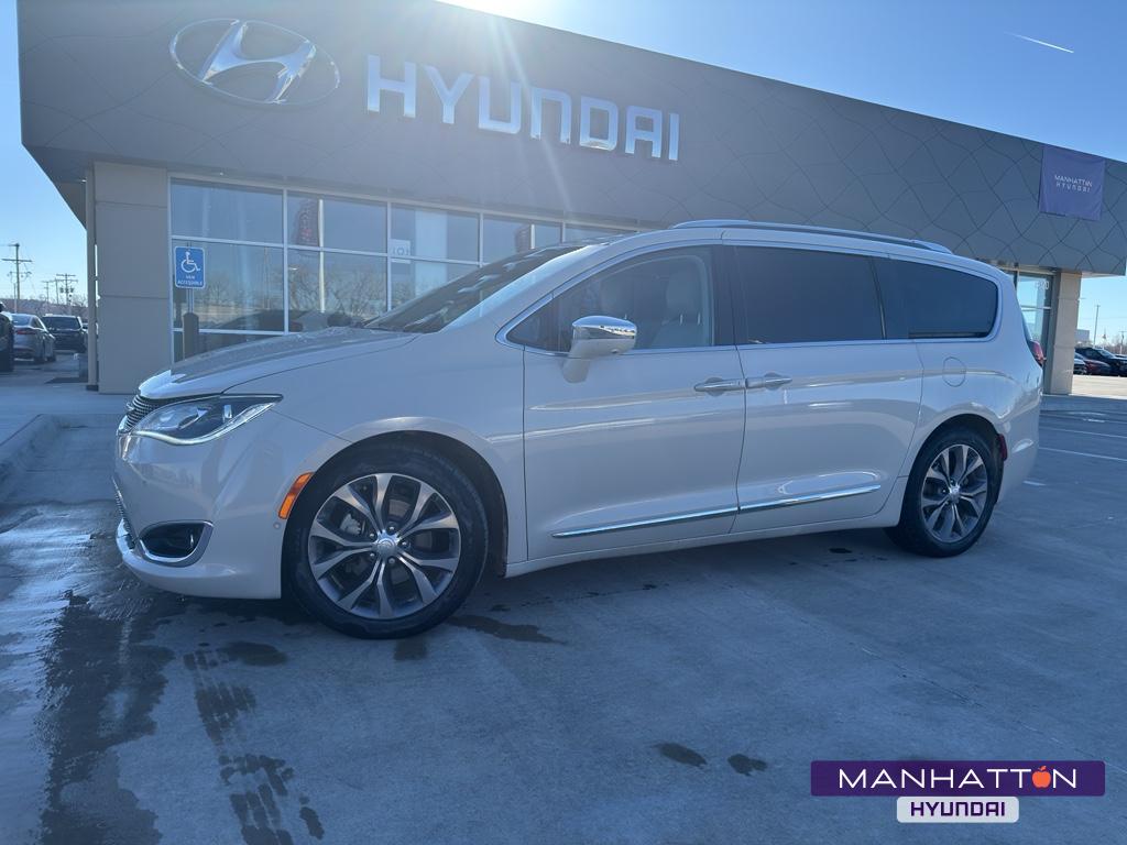 2020 Chrysler Pacifica Limited's photo