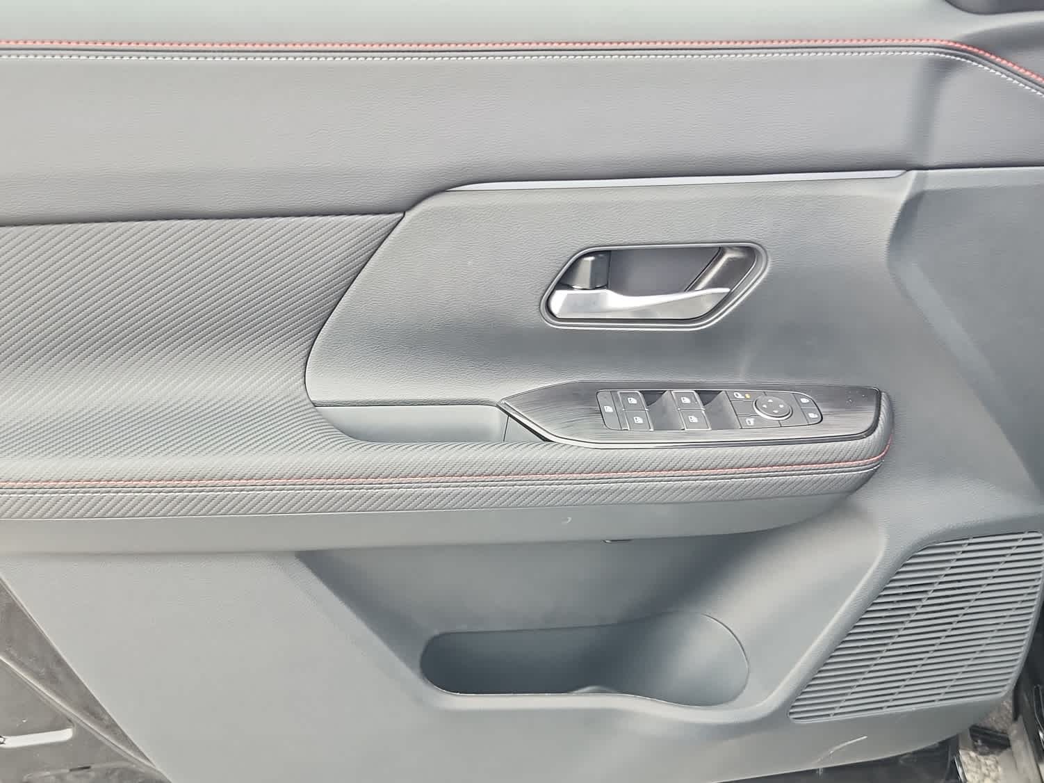 2025 Nissan Kicks SR photo 8