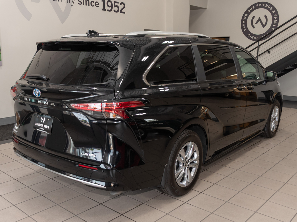 2025 Toyota Sienna Limited photo 18
