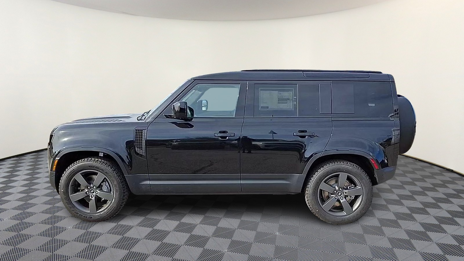 2025 Land Rover Defender 110 S photo 3