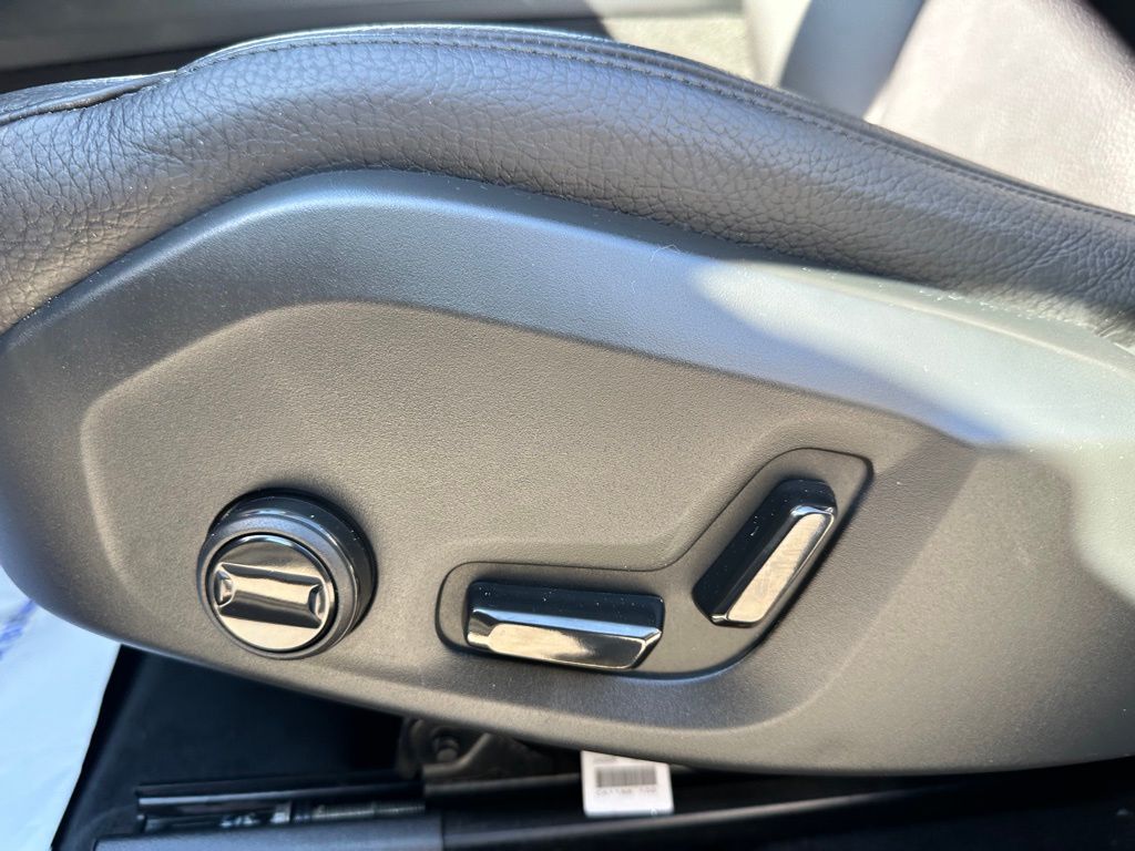 2025 Volvo XC60 B5 Plus photo 14