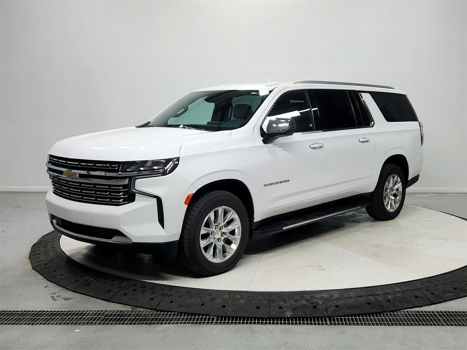 2023 Chevrolet Suburban Premier photo 3