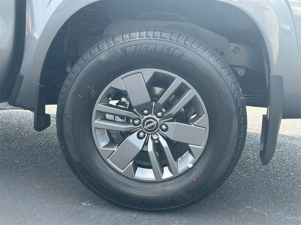 2025 Nissan Frontier Crew Cab SV photo 6